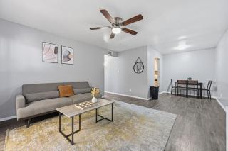 Bright two-bed wupgraded fixtures - 2