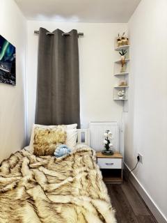 4BR Heathrow Base Free Parking Fast Wi-Fi - 5