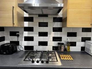 4BR Heathrow Base Free Parking Fast Wi-Fi - 2