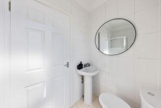 Contractor Base Near M25 Self-Contained Studio - 1