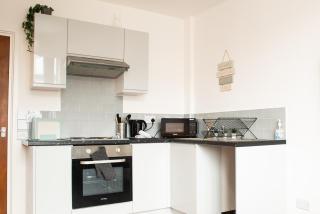 Cardiff Stay- Sleeps 4- FREE PARKING- 8 min to City - 4