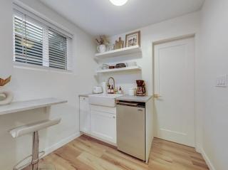 Private Bright Garden Suite in Pemberton Heights - 1