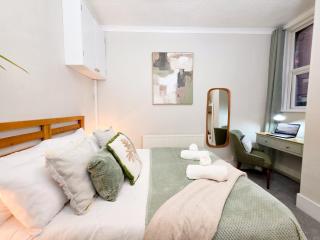 Cosy 2-Bed Flat with Wi-Fi | Near Station, Beach - 4