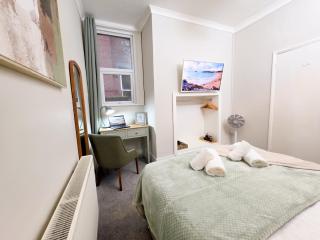 Cosy 2-Bed Flat with Wi-Fi | Near Station, Beach - 1