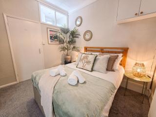 Cosy 2-Bed Flat with Wi-Fi | Near Station, Beach - 5