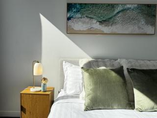 High-Floor City View 2BR Free Parking Heart of FV - 4