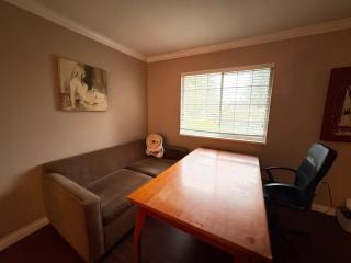 Surrey-Delta Urban Stay - Walk to Transit & Shopping - 6