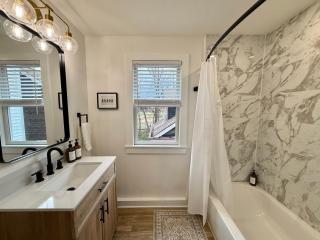 Central 2BR Near Stadiums and Downtown, Dog Friendly - 9