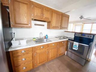 Large 2BD cottage 10 min to Pier & Beach Sleeps 6 - 3