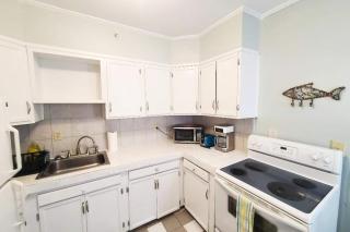 Large 4BD Apt Sleeps 10 Beach 7 min walk Pets OK - 8