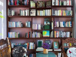 Here Library - A wooden home by the river with a library - 4