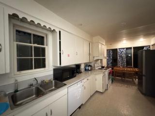 Vancouver Large Room for 5 - Near YVR Airport, Transit & Free Parking - 2