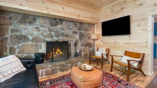 The Rustic Cottage by AvantStay Hot Tub Fire Pit Pool Table 5mins to Town - 1