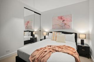 Chic 2B Apt CarPark and Pool Near Marvel - 4