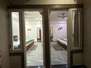 Hotel BRIJ VAAS ,A Unit Of Brij Tours Near ISCKON & Prem Mandir with Free Parking Vrindavan - 4