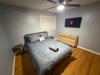 Modern Vintage with Pool Table 6BD-3BR Sleeps 12 - 1