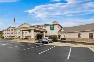 Quality Inn near Monument Health Rapid City Hospital - 9
