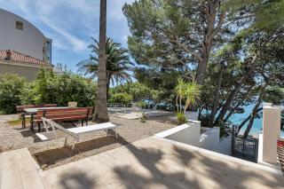 Beachfront Deluxe B&B - 7