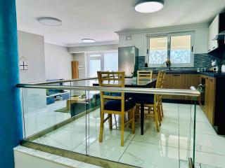 Sunrise Bay Apartments - Frontline Sea Views - 2
