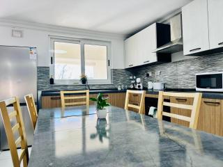 Sunrise Bay Apartments - Frontline Sea Views - 3