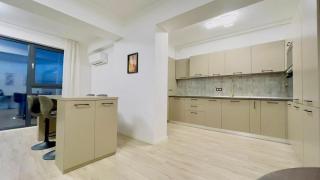 Wake up to the lake NorthSide Park Apartment - 2