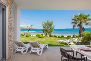Beachfront Luxe Designer Apartment - 5