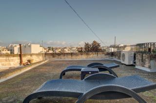 Charming Central 2BR Townhouse with Rooftop Terrace - 4