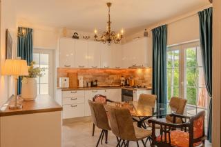 The Three Flowers Pool House - 7