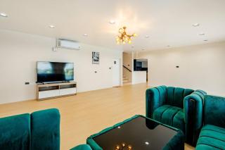 Millionaires Mansion- 5 BR Luxury Estate - 3