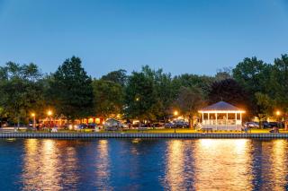 Couples Waterfront Getaway Near Beach And Trails - 8