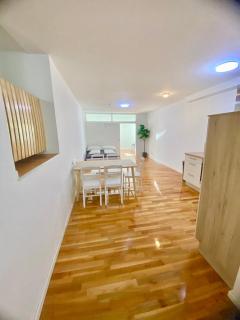 Modern 2-Bedroom Ground Floor Apartment with Free Parking - 2