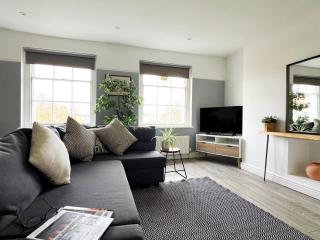 F4 Town Centre, Walk to Races! Sleeps 4 - 9