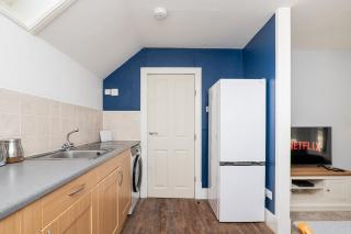 Charming 1-Bed Coastal Cottage by Holiday Homes - 1