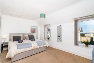 Charming 1-Bed Coastal Cottage by Holiday Homes - 9