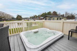 Pebble Lodge with Hot Tub - York - 2