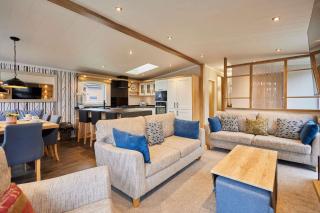 Four Seasons Lodge with Hot Tub - 2