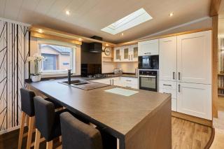 Four Seasons Lodge with Hot Tub - 5