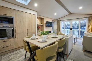 Honey Bee Lodge With Hot Tub - York - 1