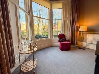 Spacious Three Storey West End Home - 3 bedroom - 6