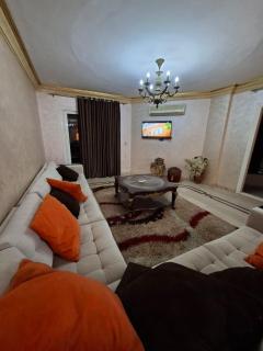 شقه مفروشه فرش راقى فندقى بجوار جميع الخدمات الترا سوبر لوكس على عباس العقاد الرئيسى بجوار جميع الخدمات سوبر ماركت سعودى ومستشفى دار الحكمه - 2