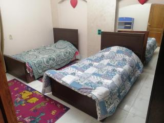 شقه مفروشه فرش راقى فندقى بجوار جميع الخدمات الترا سوبر لوكس على عباس العقاد الرئيسى بجوار جميع الخدمات سوبر ماركت سعودى ومستشفى دار الحكمه - 4