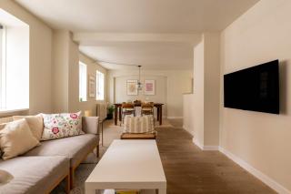 Bright Stay for Two Near Metro & City Sights - 6