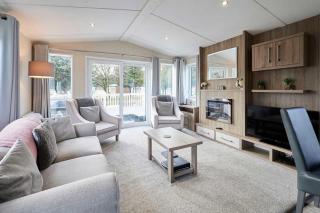 Lakeshore Lodge with Hot Tub - Pocklington - 7