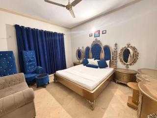 Royal Luxury Inn - 1