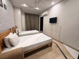 Royal Luxury Inn - 7