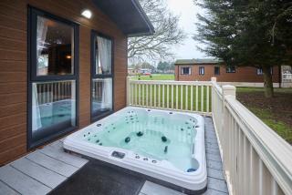 Oakwood Lodge with Hot Tub - 0