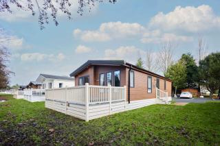 Cherry Lodge with Hot Tub - 3