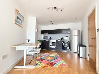 Modern 1-Bed Altolusso Flat - FREE Secure Parking - Cardiff City Centre - 2