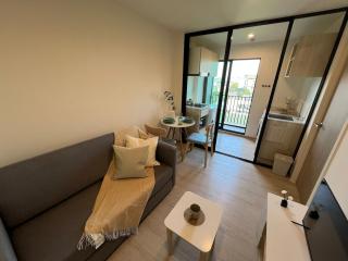 Quiet apartment with pool close to MRT station - 0