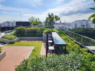 Quiet apartment with pool close to MRT station - 1